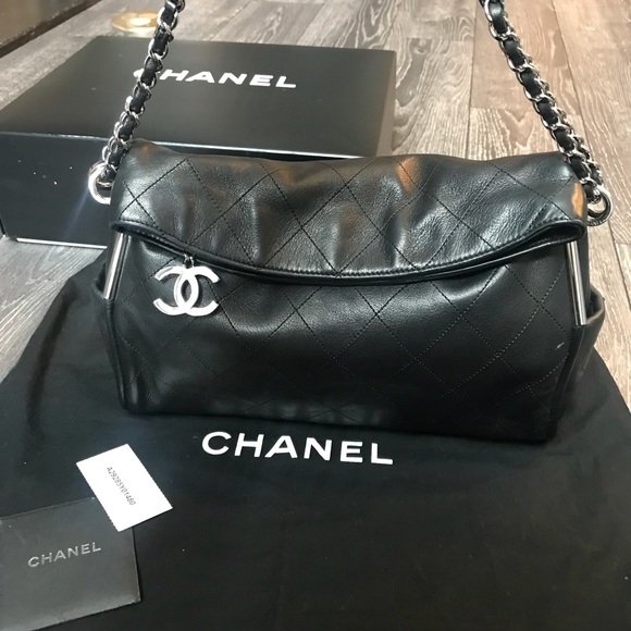 Chanel Ultimate Soft Hobo Quilted Leather Medium - Picture 3 of 9